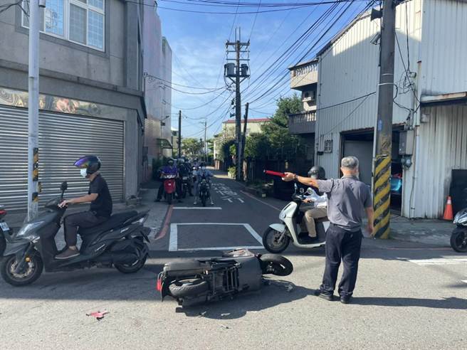 桃园市八德区和强路与和平路411巷口发生一起车祸，两辆机车相撞。（桃园市八德警分局提供／陈梦茹桃园报导）