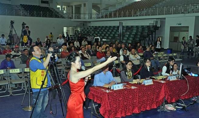 2014年4月10日下午在金门县立体育馆公开抽籤，比照统一发票开奖高规格作业之外，并由地方名城有线电视全程实况转播之一。（中时资料照片／李金生摄）