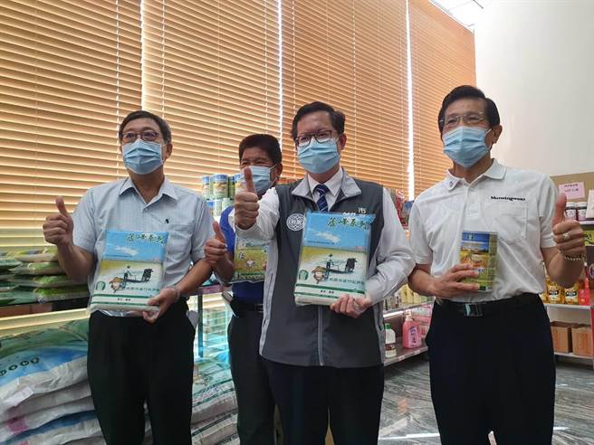 搭上五倍券加碼促銷，桃園市各農推出滿額送好禮，市長鄭文燦也親自到場視察。（陳夢茹攝影）