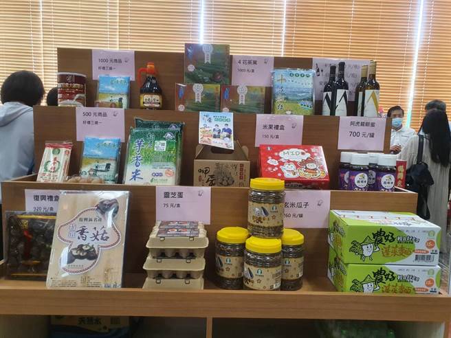 蘆竹區農會推出滿額送農產品3選1，好康優惠是所有農會中最多，預估可提升3至4成銷量。（陳夢茹攝）