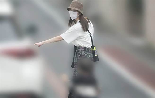 佐佐木希送儿子到幼稚园上学。(图/翻摄自日媒)