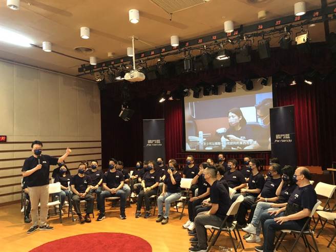 中广董事长赵少康（左）号召战斗蓝。（周毓翔摄）