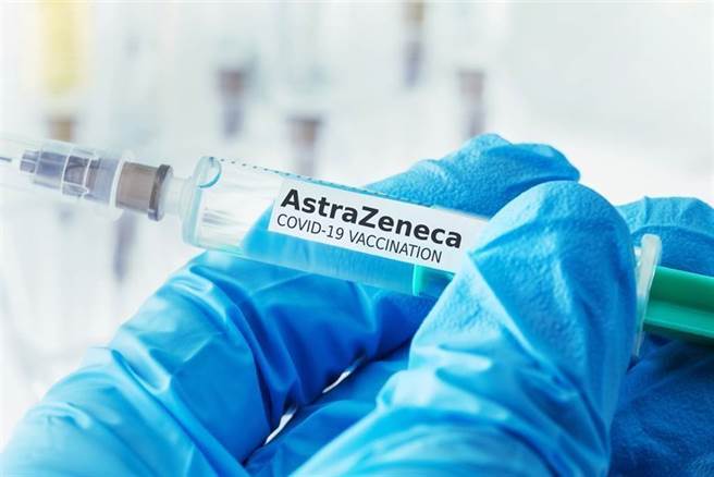 AZ疫苗被標註新增極罕見副作用「格林巴利症候群」，恐釀肢體、顏面麻痺。(示意圖/Shutterstock)