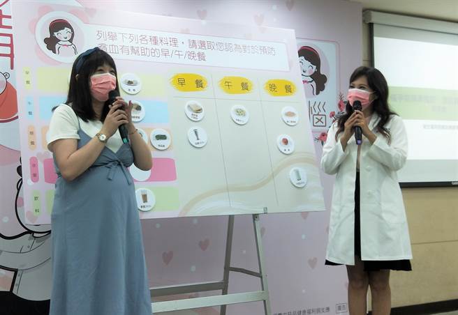 懷孕35周的李小姐（左）分享自己的三餐菜單，營養師李婉萍（右）提醒，不能忽略了蛋白質、鐵質等營養素攝取。（王家瑜攝）