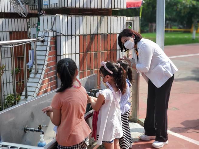 云林县长张丽善（右一）检视幼儿园防疫流程，她呼吁所有幼儿园应让小朋友先洗手再入园。（周丽兰摄）