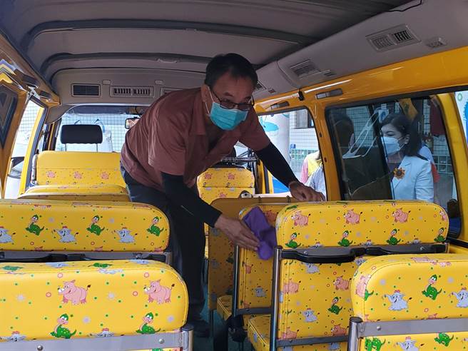 斗南镇幼儿园的娃娃车每日消毒。（周丽兰摄）