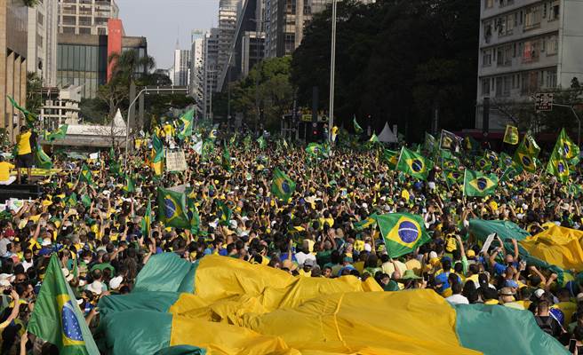 巴西总统波索纳洛像似提前明年总统大选的宣传活动，为自己造势。(图／美联社)