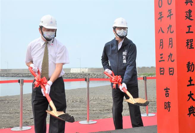 高雄市长陈其迈（右）、农委会渔业署长张致盛（左）9日参加中芸渔港渔筏泊区兴建工程动土仪式。（林瑞益摄）