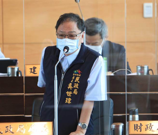 民政局长吴世玮指出，大雅区公所有违法就会处罚！并深入追究相关责任。（陈世宗摄）