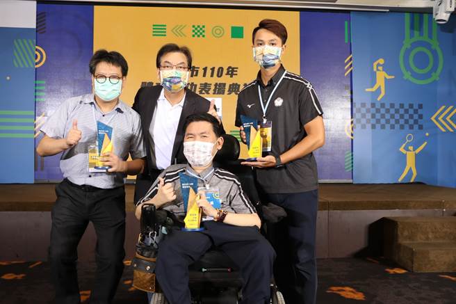 八里爱心教养院地板滚球黄金拍檔张孜维（前中）、胡家荣（右）双双获颁新北体育有功人员。（新北市社会局提供）