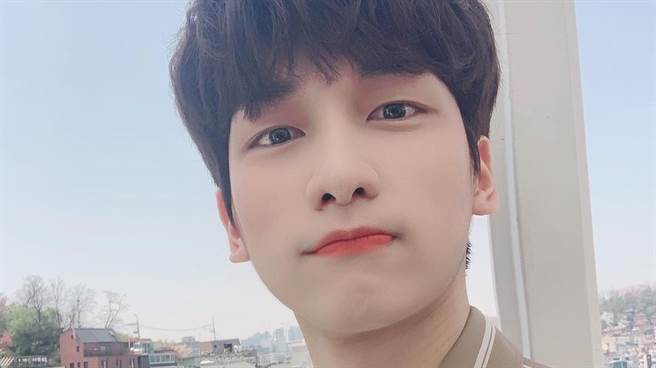 知名男团VIXX成员爀近日上节目爆料，艺人私下恋爱其实都有人为他们规划约会路线。（图／IG@ hsh0705）