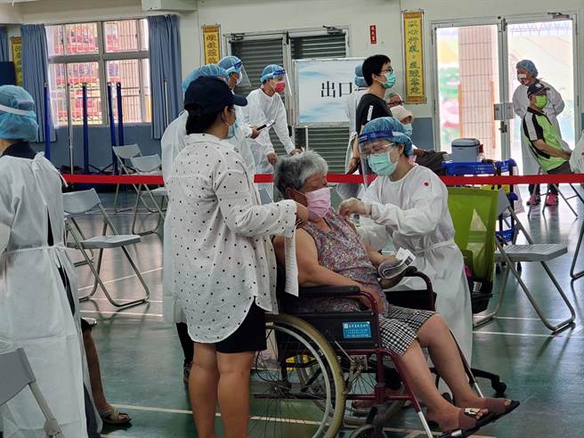 云林县府向中央争取已造册方式取代网路预约，为65岁以上长者施打第二剂疫苗。（资料照片）