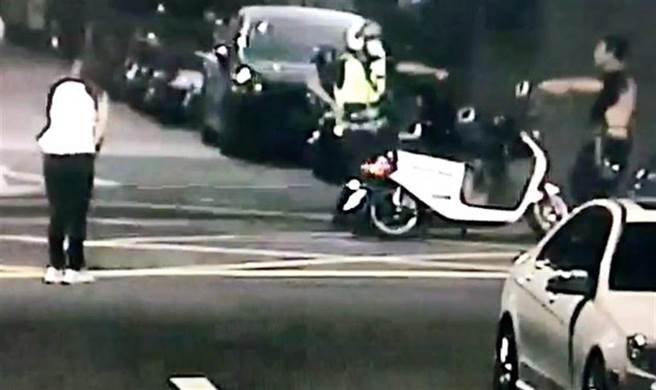 蔡姓女子（左）持刀划伤陈姓男子手腕，警方到场时陈男手持从女友抢来的折迭刀，随即被压制，经员警询问后将蔡女逮捕依伤害罪送办。（图／李文正翻摄）
