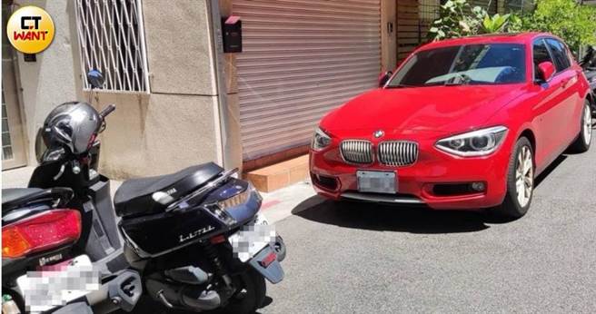 澎恰恰脸书报平安，主持搭檔许效舜车一早就已在澎家门口。（图／摄影组）