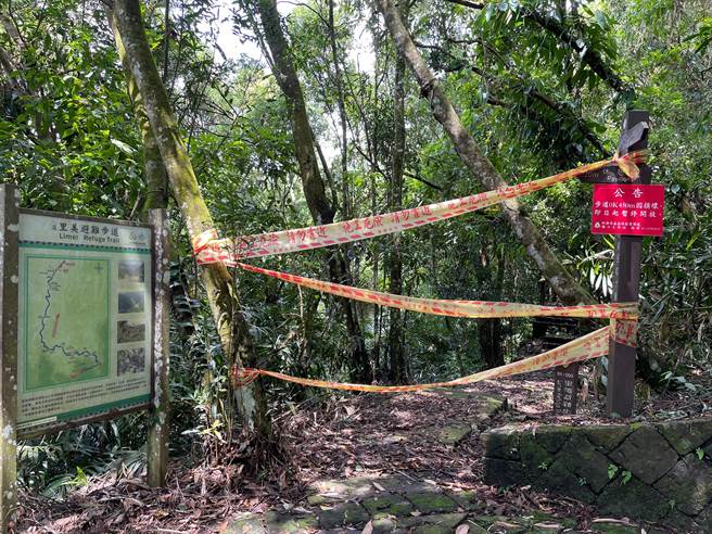 里美避难步道遭落石击坏，嘉义林管处在入口处拉封锁线告示。（嘉义林管处提供／张亦惠嘉县传真）