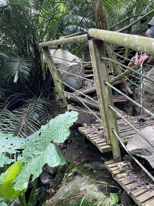 里美避难步道里佳端450公尺处步道被落石击坏。（嘉义林管处提供／张亦惠嘉县传真）