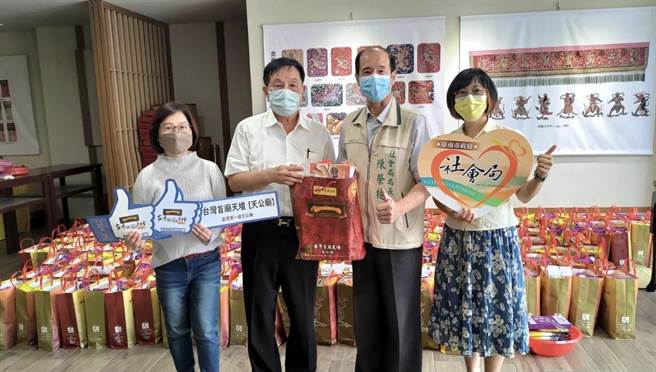 天壇將滿地的中元節普渡供品袋捐贈愛心實物銀行，台南市社會局長陳榮枝（右二）頒發感謝狀，天壇董事長徐國潤（左二）代表接受。（程炳璋攝）