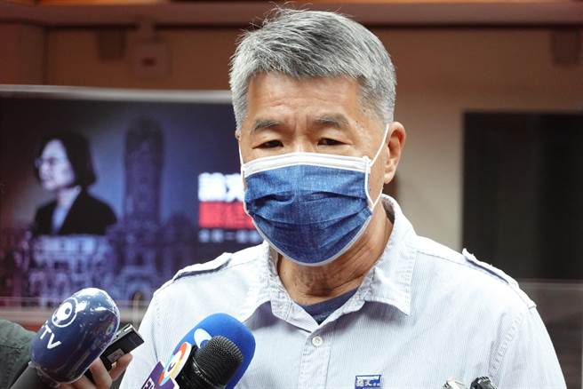 國民黨主席候選人張亞中9日出席由賀德芬教授等人舉行的「論文門最後審判國際記者會」，並表示如果他當選黨主席，對於蔡英文總統的博士論文疑雲，將盡各種力量追查到底。（姚志平攝）