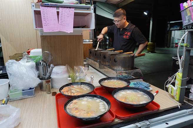 台中市迅雷救援协会顾问何冠德也是「江湖客栈」海鲜粥老板，捐赠价值上百万元的8千张海鲜粥兑换券及900只口罩支架给丰原捐血室。（王文吉摄）