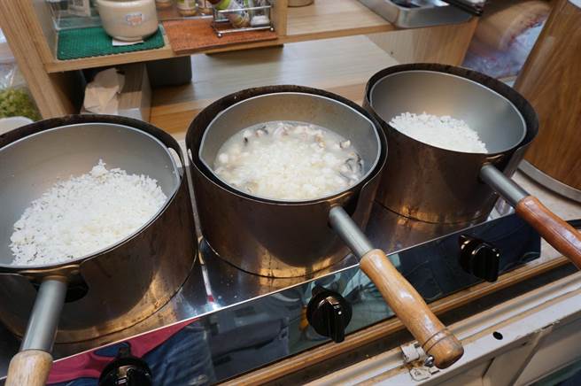 「江湖客栈」海鲜粥属南部「饭汤」料理，高汤以10种海鲜熬煮。（王文吉摄）