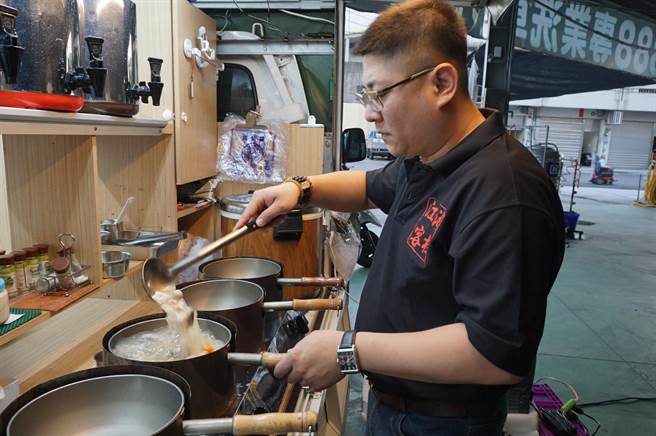 台中市迅雷救援协会顾问何冠德也是「江湖客栈」海鲜粥老板，捐赠价值上百万元的8千张海鲜粥兑换券及900只口罩支架给丰原捐血室。（王文吉摄）