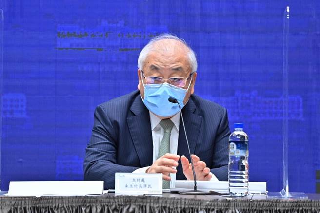 主計總處主計長朱澤民今於行政院會後記者會說明紓困振興特別預算1600億編列情形。（行政院提供）