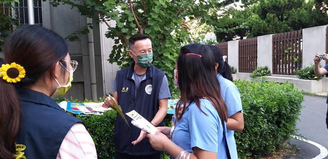 台中市第二服务站站主任王骥率移民官前往潭子科技产业园区移工宣导非洲猪瘟防疫。（移民署提供／王文吉台中传真）