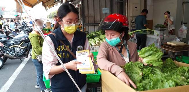 潭子科技产业园区南门出口的黄昏市场是移工朋友下班採买食材的好去处。（移民署提供／王文吉台中传真）