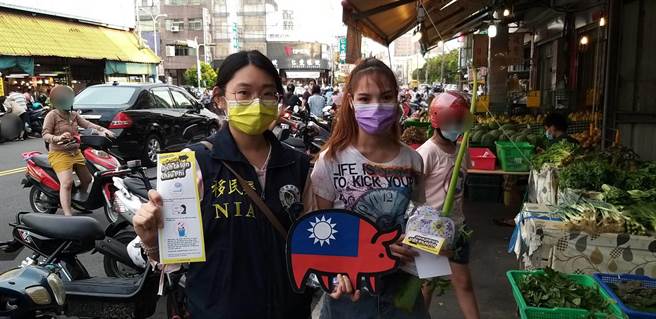 移工大讚台湾猪新鲜好吃，表示不喜欢在网路上购买来路不明的肉制品。（移民署提供／王文吉台中传真）