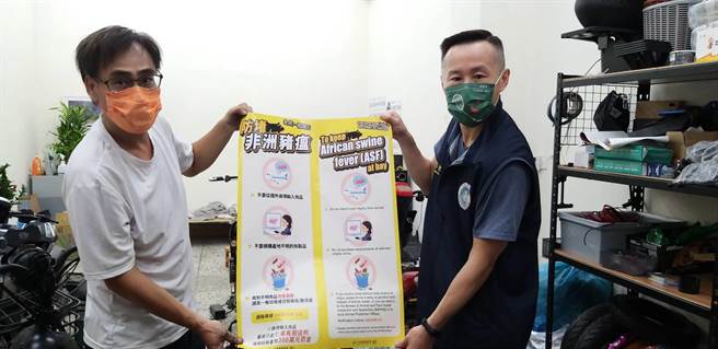 移民署台中市第二服务站针对雇主、仲介及移工朋友宣导新冠肺炎及非洲猪瘟防疫。（移民署提供／王文吉台中传真）