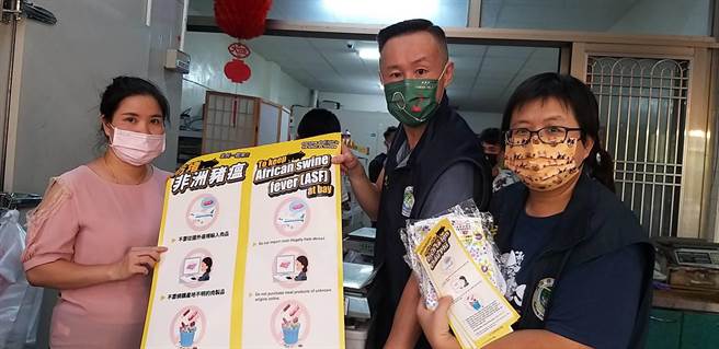 移民署台中市第二服务站针对雇主、仲介及移工朋友宣导新冠肺炎及非洲猪瘟防疫。（移民署提供／王文吉台中传真）