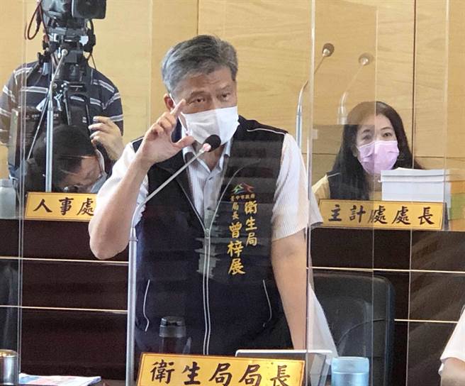 衛生局長曾梓展表示，市府雖未禁止舉辦相關聯歡活動，但嚴禁脫口罩及飲食，人與人也應保持社交距離。（陳世宗攝）