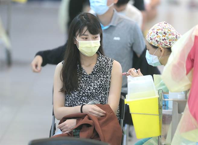 9月3日开放7月19日前已登记选择AZ，且尚未接种过疫苗的23岁至28岁民眾施打，9日在三重体育馆的接种站，符合资格的民眾前往注射疫苗。(粘耿豪摄)