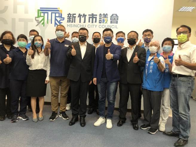 国民党主席江启臣（右四）表示，他严重怀疑林智坚提合併的动机是不是为了个人量身订作，还要倾全党之力为他个人舖路，他反对这种因人设事且草率的决定。（陈育贤摄）