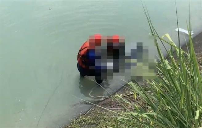 嘉縣消防局水上分隊人員抵達，見水勢緩和，立即下水將人打撈上岸。( 嘉義縣消防局提供∕呂妍庭嘉義傳真）