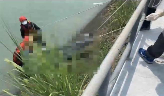 嘉縣消防局水上分隊人員抵達，見水勢緩和，立即下水將人打撈上岸。( 嘉義縣消防局提供∕呂妍庭嘉義傳真）