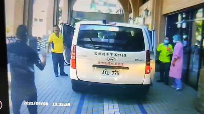 宜蘭兩家民間救護車業者疑似因同行競爭交惡，兩家的救護車司機直接在醫院門口起了口角爭執。（胡健森翻攝）