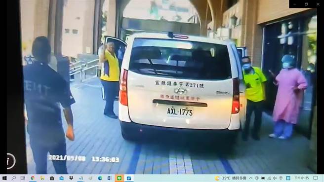 宜蘭兩家民間救護車業者疑似因同行競爭交惡，兩家的救護車司機直接在醫院門口起了口角爭執。（胡健森翻攝）