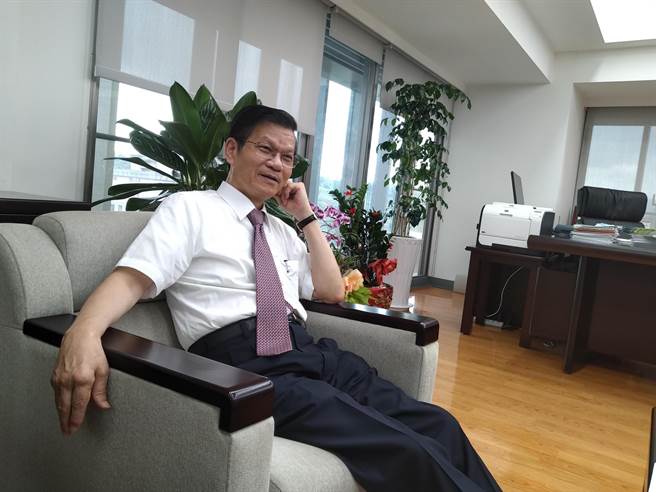 翁启惠接受台南一中百年庆特刊专访。（台南一中提供／曹婷婷台南传真）