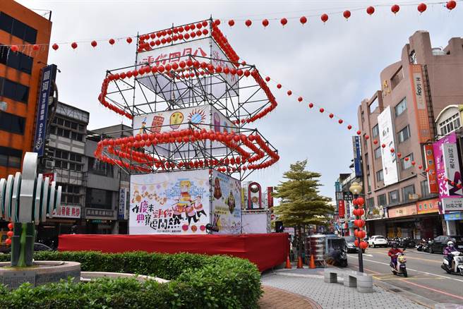 头份市公所今年4月8妈祖遶境在上公园设置的超大型祈福斗灯。（谢明俊摄）