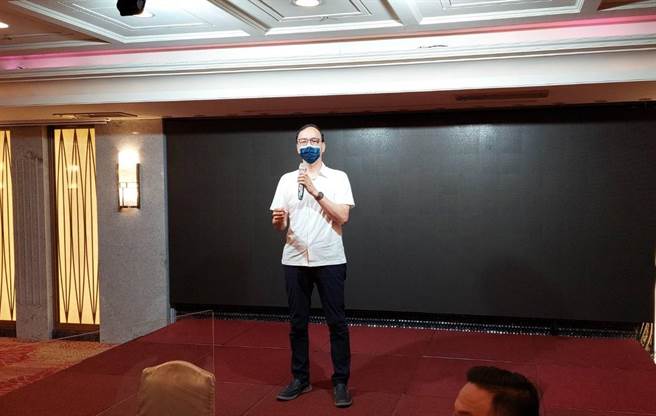 朱立伦在午餐便当会时上台致词，全程以台语发言，呼吁基层党员同志团结一致，选出能力最强的人选，带领国民党重新强大起来，打赢明年选战。（谢琼云摄）