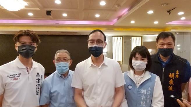 朱立伦在午餐便当会时上台致词，全程以台语发言，呼吁基层党员同志团结一致，选出能力最强的人选，带领国民党重新强大起来，打赢明年选战。（谢琼云摄）