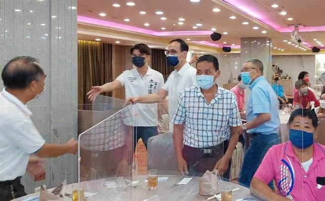 朱立伦到彰化拜会基层，中午在员林升财丽禧酒店与基层党员举行午餐便当会。（谢琼云摄）