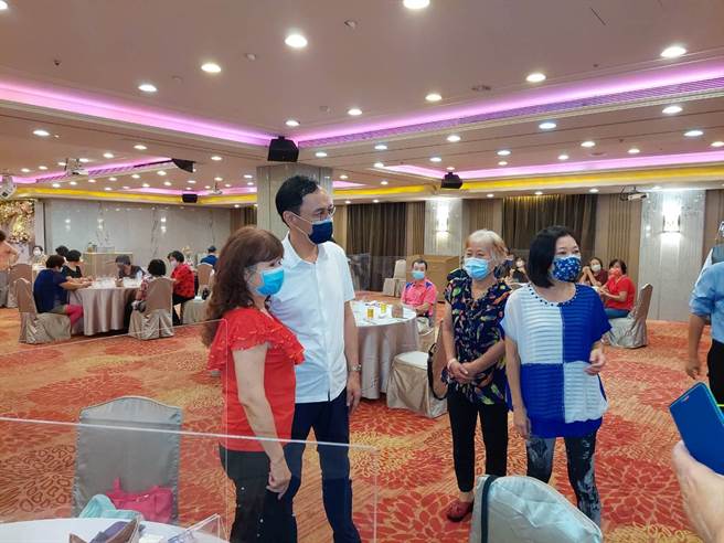 朱立伦到彰化拜会基层，中午在员林升财丽禧酒店与基层党员举行午餐便当会。（谢琼云摄）