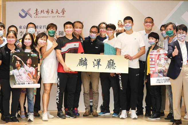 李洋、王齐麟及陈宏麟返回母校北市大，校方将图书馆会议室命名为「麟洋厅」。（杨亚璇摄）