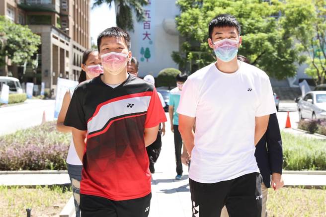 李洋、王齐麟及陈宏麟返回母校北市大，受到热烈欢迎。（杨亚璇摄）