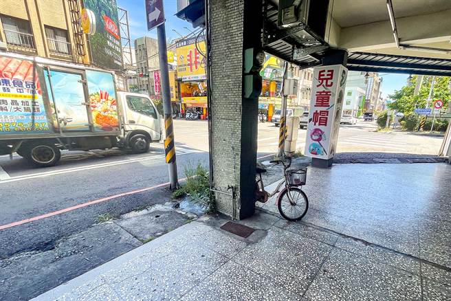 宜蘭縣禁止公共場所等處烤肉，鄰近道路的騎樓下也禁烤，在家烤肉以同住家人為原則，在外縣市工作、求學的縣民，返家烤肉不用擔心開罰。（李忠一攝）