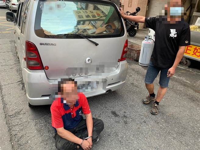 黄姓男子（左）逃亡15年，竟然因开车未繫安全带，遭警方盘查而落网。（翻摄照片／林瑞益高雄传真）
