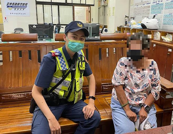 患有智能障碍的妇人，晚间在朝阳科大公车亭逗留，中市警局雾峰分局吉峰派出所员警，凭着妇人配戴的防走失手表，迅速送妇人返家。（雾峰分局提供／黄国峰台中传真）