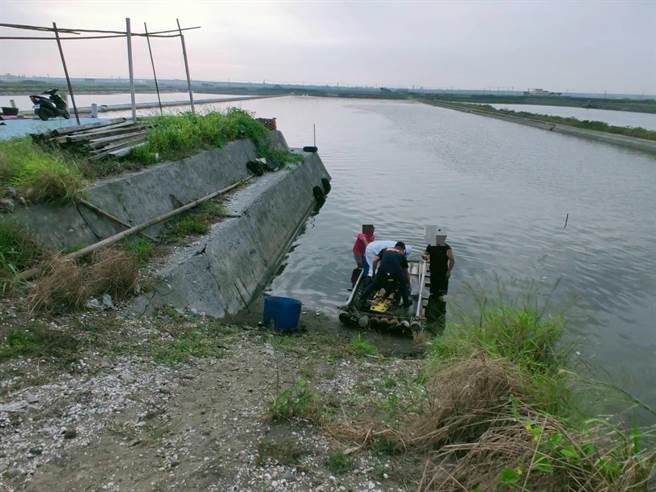彰化縣芳苑鄉永興村一處魚塭，今天清晨6點發生溺斃案件，36歲的林姓男子與父親在魚塭工作，但沒多久老父就看不見兒子身影，著急地在魚塭找尋，但找到時兒子已經溺斃多時。(民眾提供／吳建輝彰化傳真)